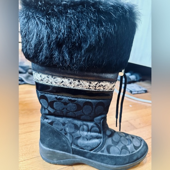 Coach Signature Fur and Snakeskin Snowboots - Sz 9 - Picture 2 of 4